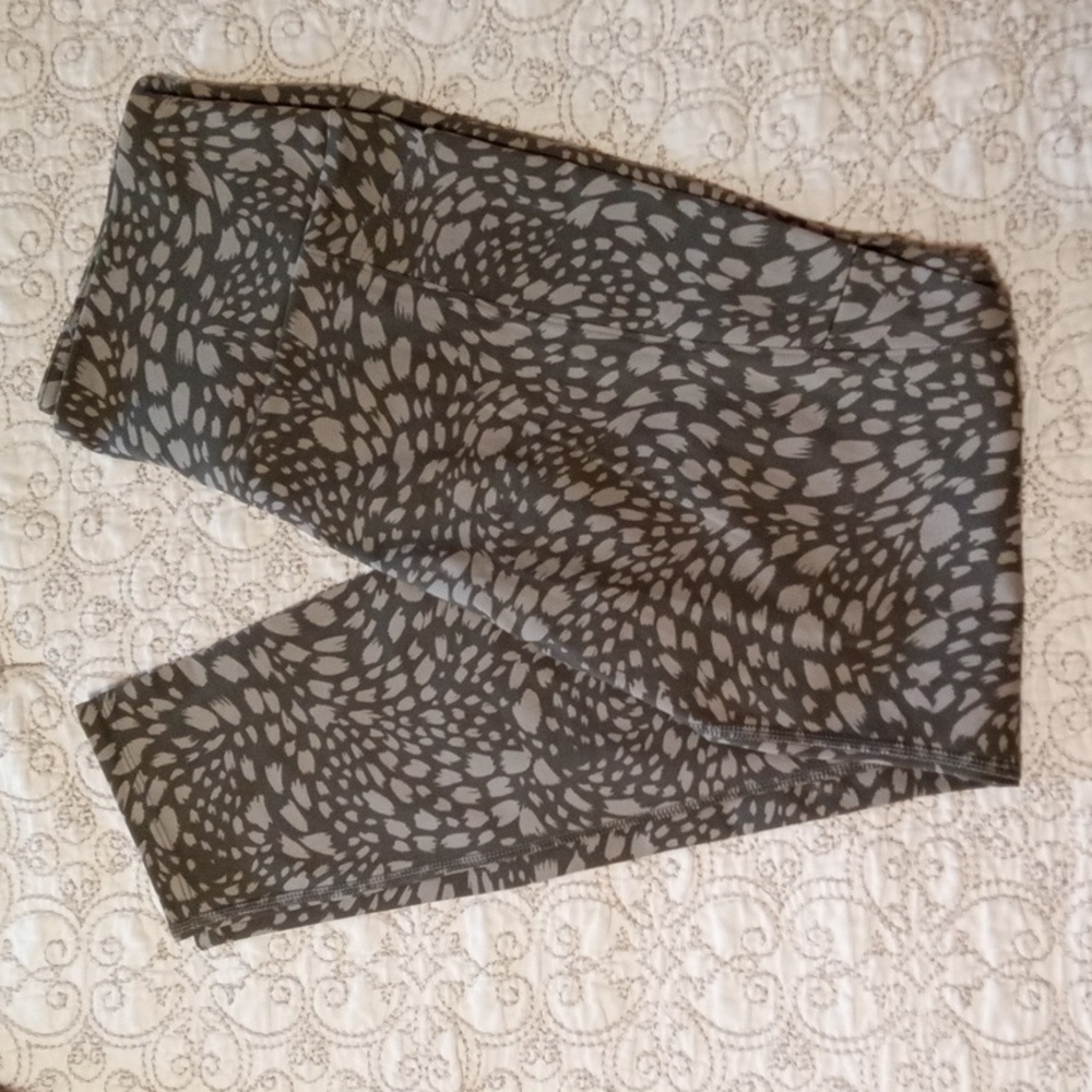 NWT! Lou & Grey Olive Patterned Leggings - Picture 6 of 9